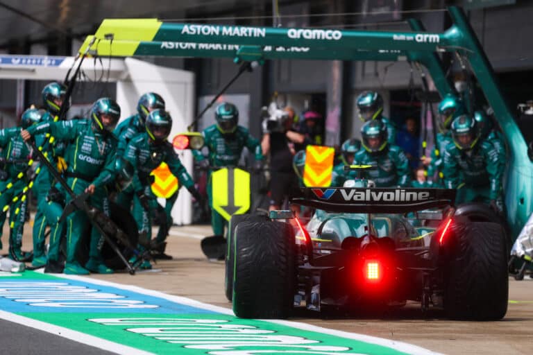 Alonso háborog, amiért Stroll stratégái jobb döntéseket hoznak, mint az övéi