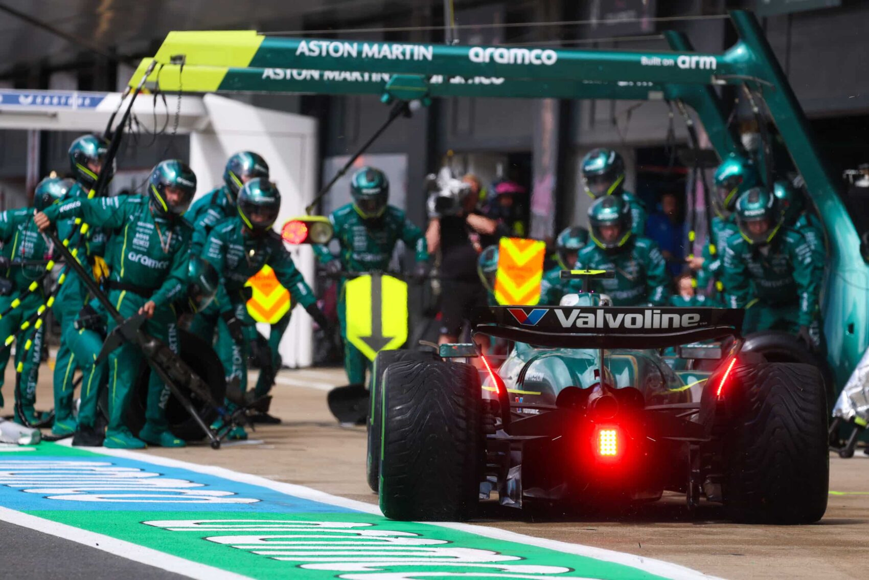 Alonso háborog, amiért Stroll stratégái jobb döntéseket hoznak, mint az övéi