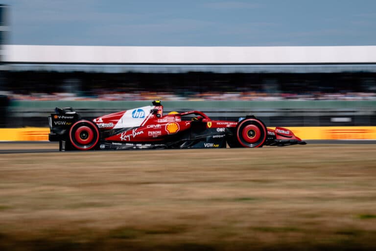 Hamilton végre mer nagyot álmodni a Ferrariban, ráadásul a kabaláját is magával hozta