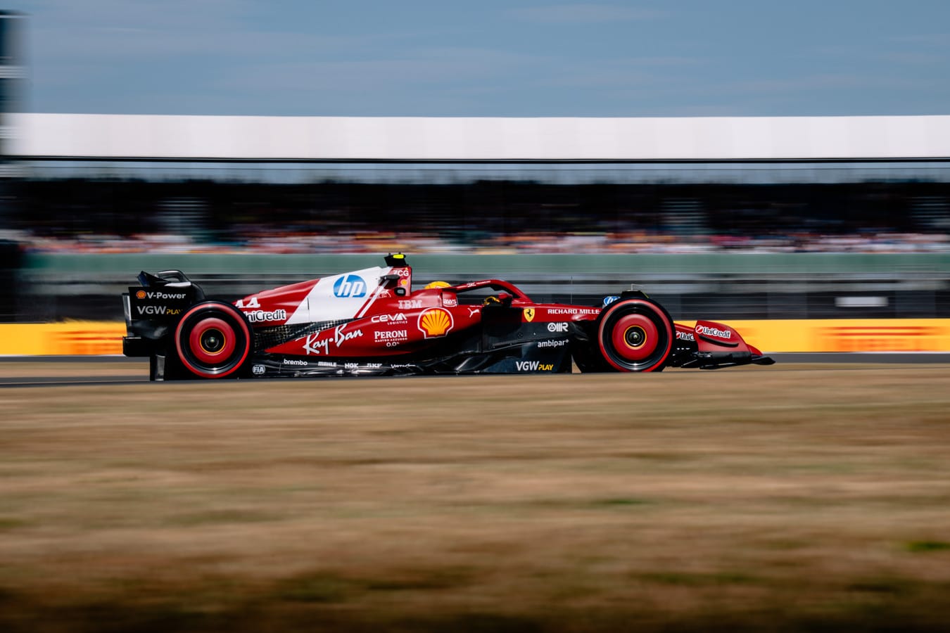 Hamilton végre mer nagyot álmodni a Ferrariban, ráadásul a kabaláját is magával hozta