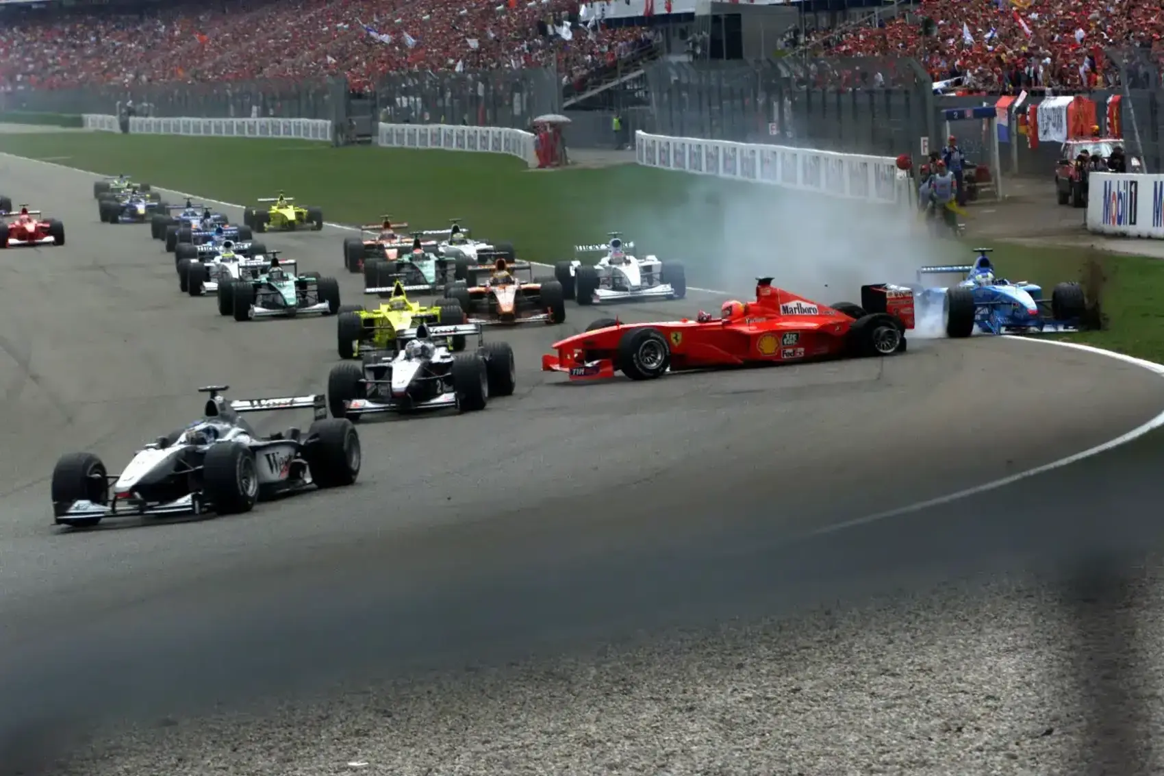 Schumacher megint kiesett, a mezőny megúszta a halálos balesetet Barrichello nagy napján