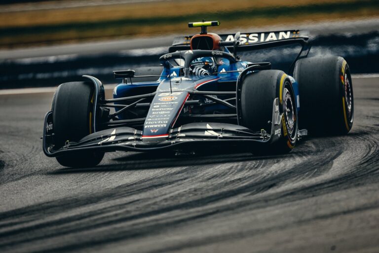 Sainznak elege van a folyamatos jópofizásból, ha aztán a versenyen Leclerc úgyis kiüti