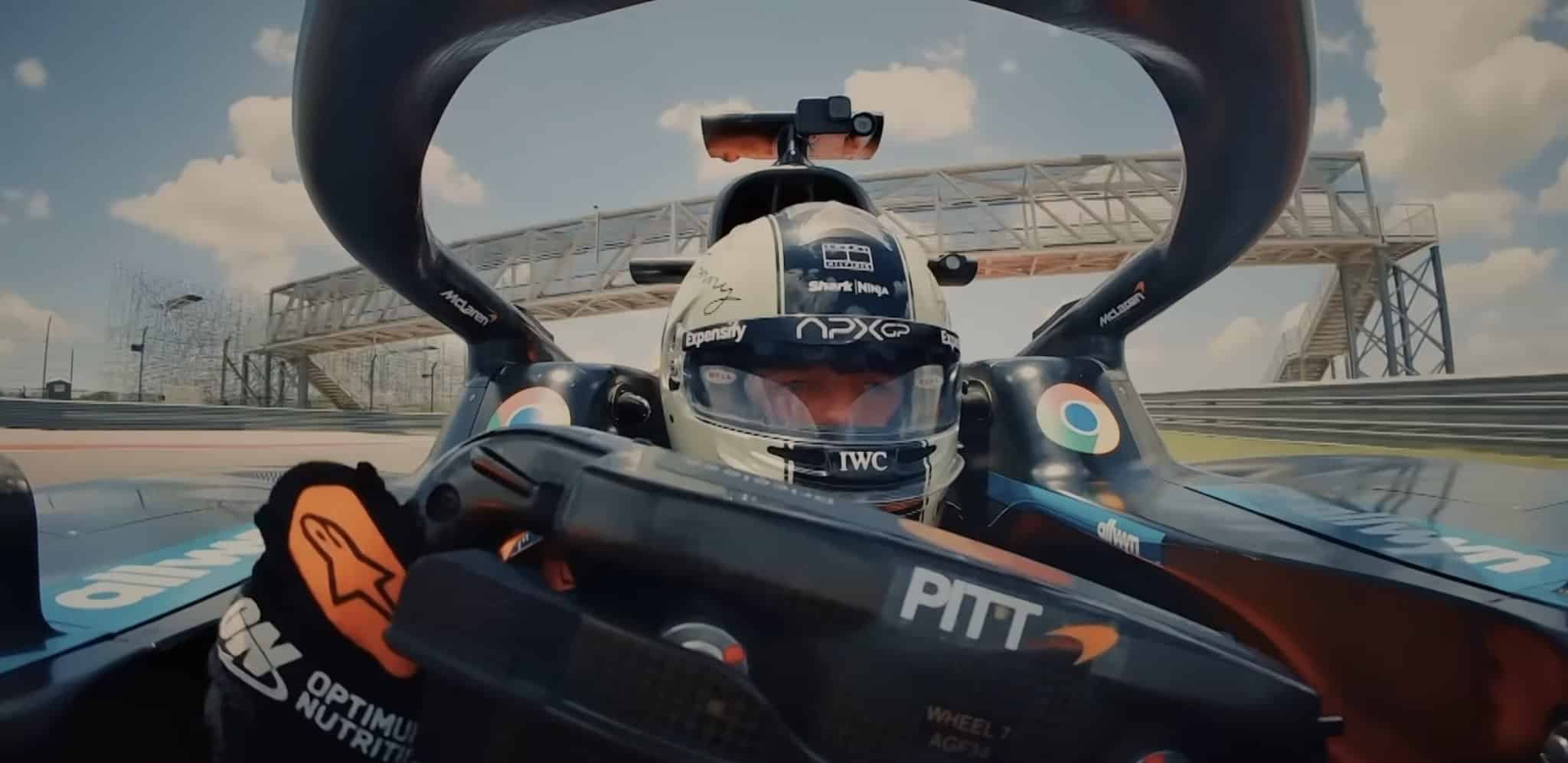 Ez itt már nem színészkedés: videón, ahogy Brad Pitt F1-es McLarent vezet