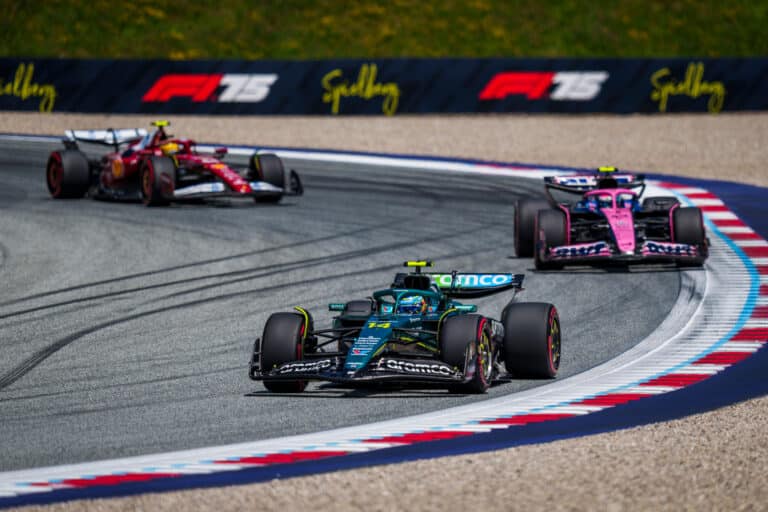 Csak félig volt igaz a pletyka, és a szabályt sértő Aston Martin is fellélegezhet