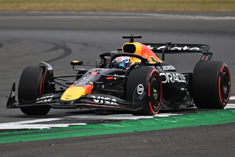 Verstappen lett a nevető ötödik a McLaren és a Ferrari időmérős csatájában, Hamiltonék a harmadik sorba szorultak