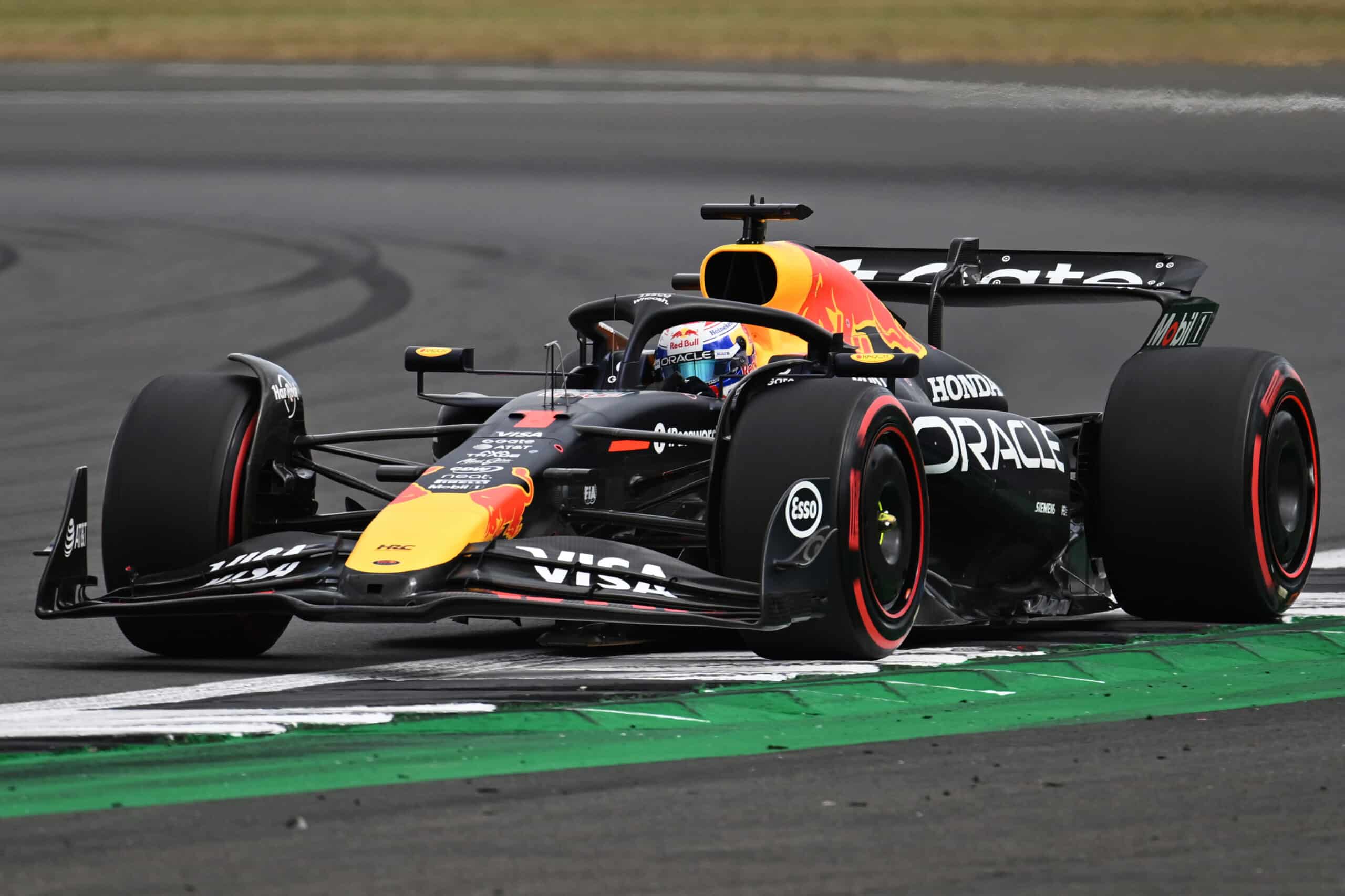 Verstappen lett a nevető ötödik a McLaren és a Ferrari időmérős csatájában, Hamiltonék a harmadik sorba szorultak