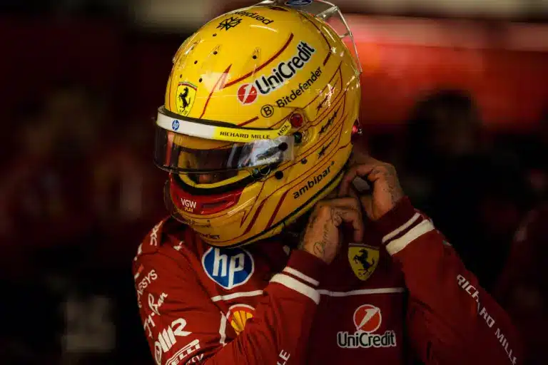 Hamiltonnal olyan történt, mint még soha, úgyhogy megint elővette a nyúlfarknyi válaszait (frissítve)