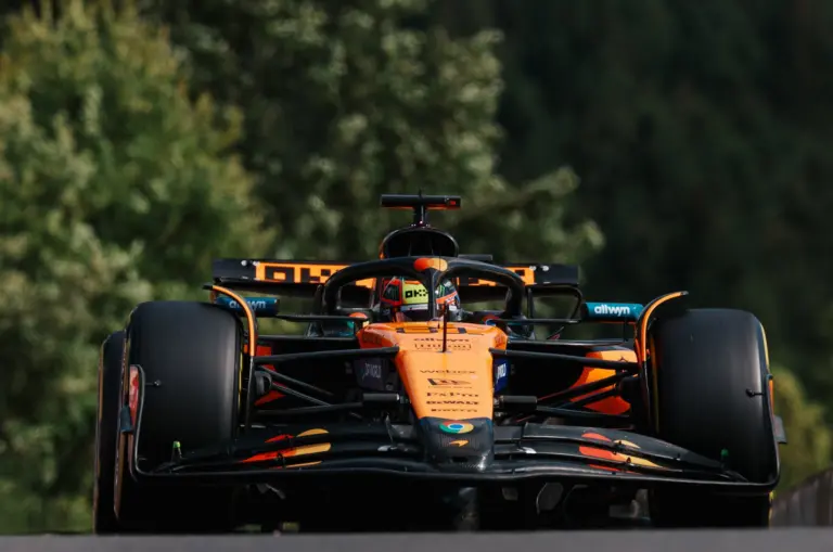 Piastri nagy fölénnyel szerezte meg a pole-t a sprintre, Hamilton az első szakaszban kipördült