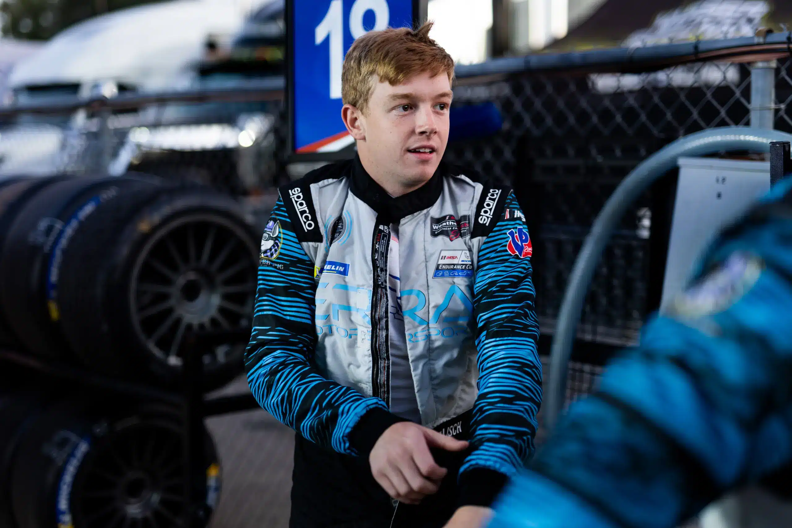 Lecsúszott az autójáról ünneplés közben, kórházba vitték a fejre eső versenyzőt (videó)