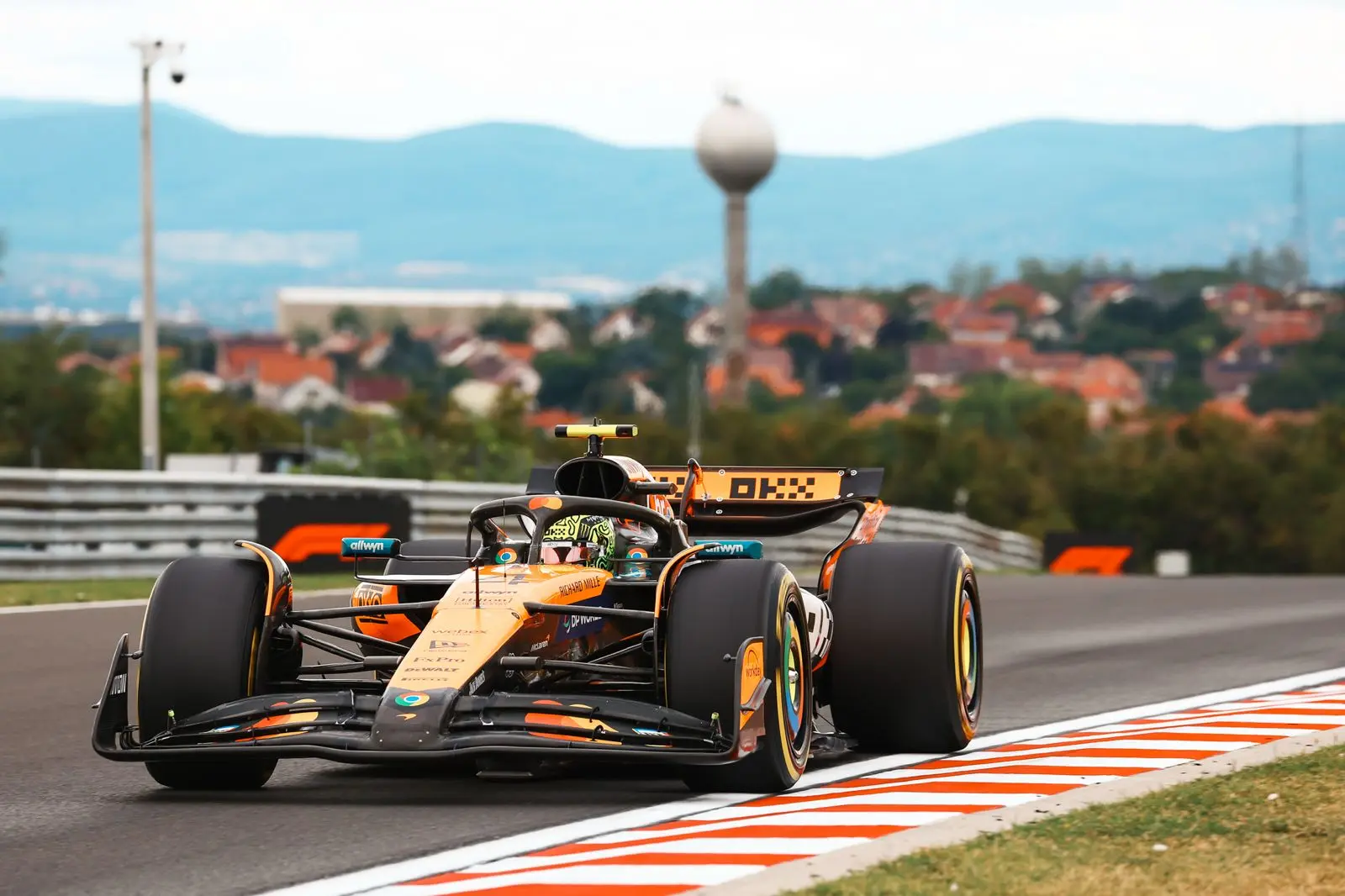 A McLaren kiénekelte a sajtot a Ferrari szájából, Norris maga mögött tartotta Piastrit a Hungaroringen