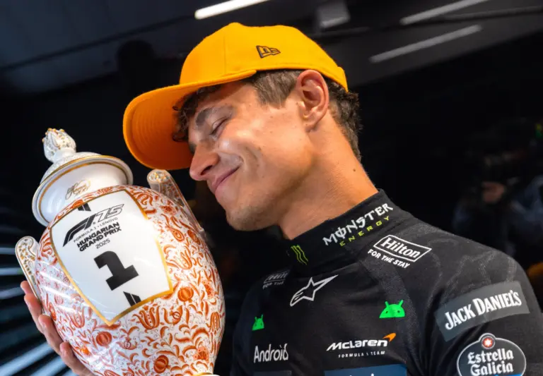 Még Herenden is megirigyelhetik, milyen kesztyűs kézzel bánt Norris ezúttal a porcelánnal