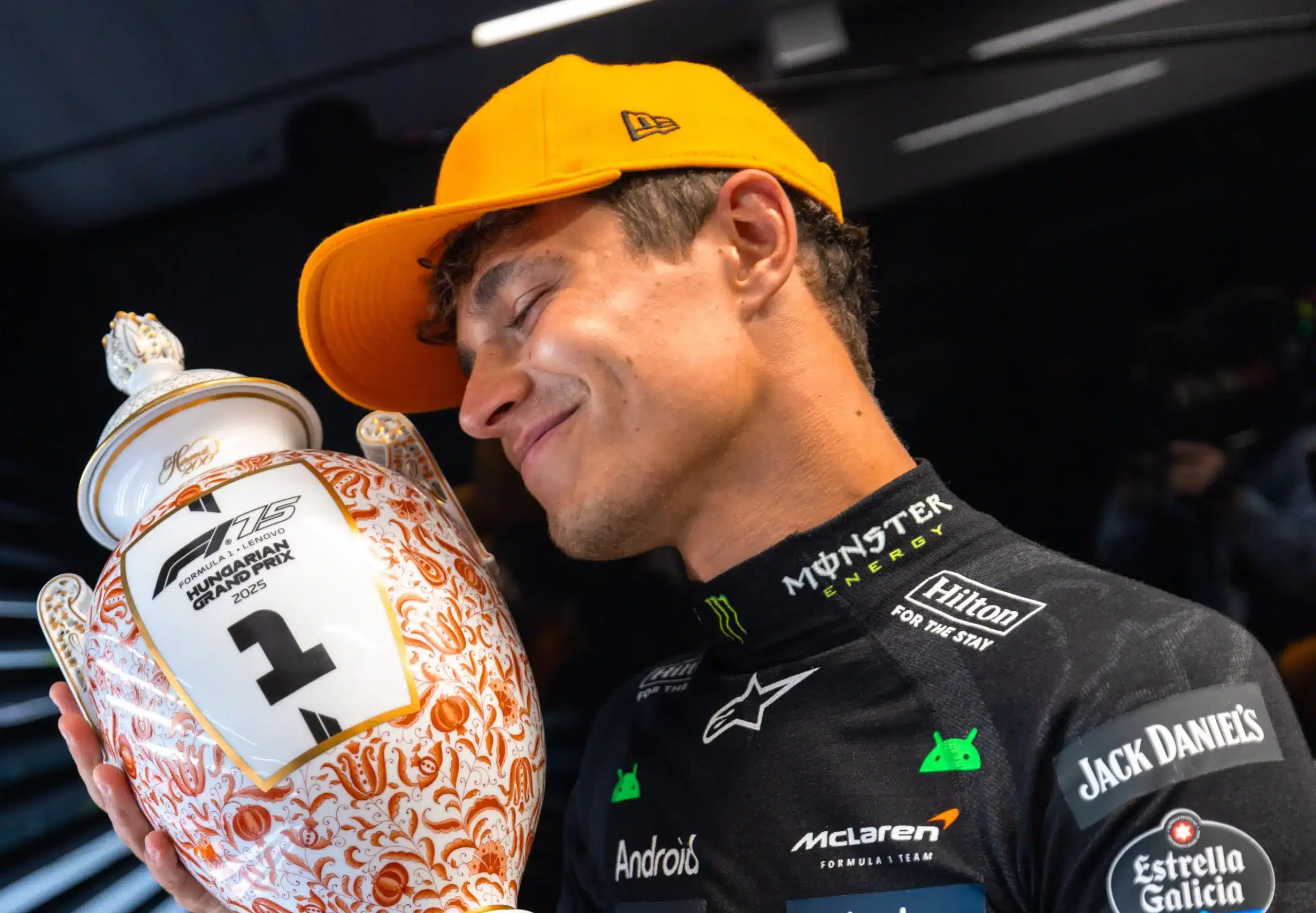 Még Herenden is megirigyelhetik, milyen kesztyűs kézzel bánt Norris ezúttal a porcelánnal