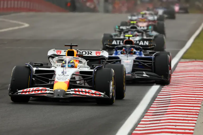 Minek aprólékosan szabályokat alkotni az F1-es csatákra, ha a pilóták úgysem tartják észben őket?