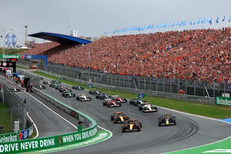 Piastri nyerte a Ferrarik baleseteivel és Norris drámai kiesésével felkavart futamot