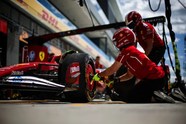 Leclerc azt üzeni, hogy már nyaral, pedig még szerdán is dolgozik a Hungaroringen