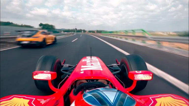 Visszatért a közutakra a rendőrök által levadászhatatlan formaautó, tankolni is megállt