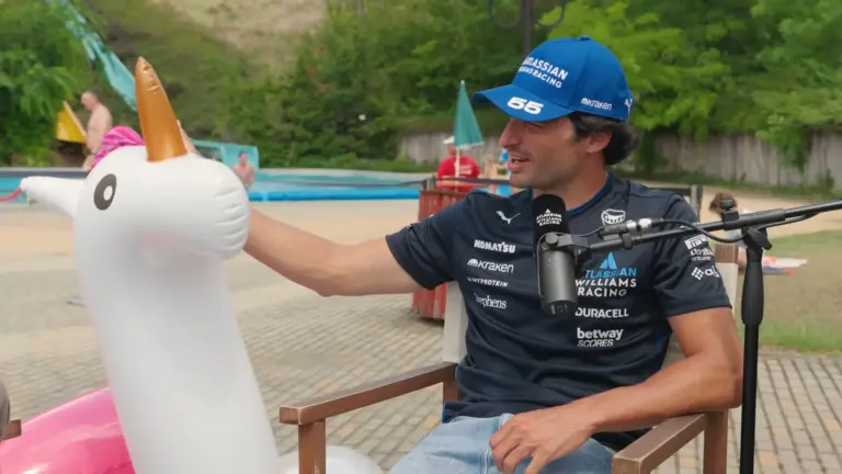 Két F1-es versenyző a mogyoródi aquaparkban egy csillámpónival a harmadik szemről beszélget