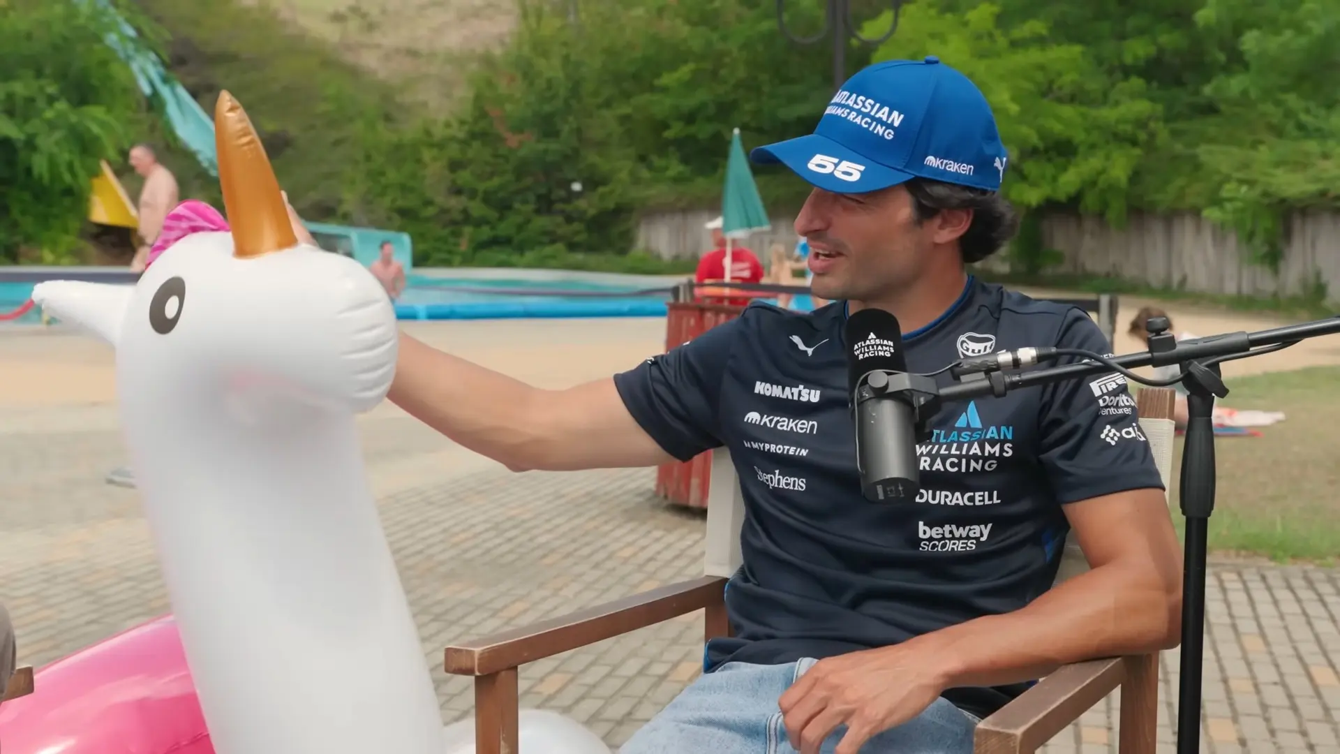 Két F1-es versenyző a mogyoródi aquaparkban egy csillámpónival a harmadik szemről beszélget