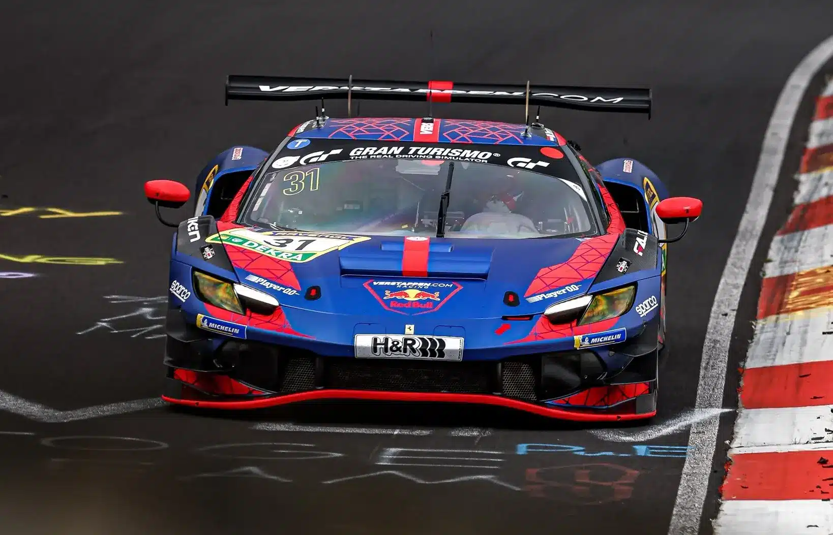 24 másodperces előnnyel is sokkolt, de végül nem szerzett pole-t Verstappen a Nordschleifén