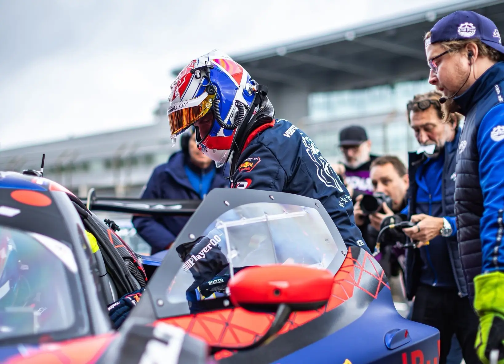 Verstappen elképesztő előnnyel adta át az autót, társával megnyerték a nordschleifei 4 órás versenyt