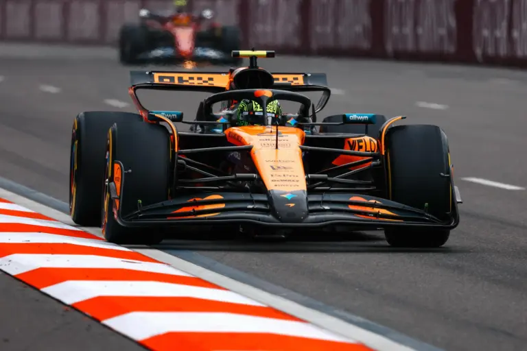 Bajnoki esélyek Szingapúrban: tud egymás után két óriásit botlani a McLaren?