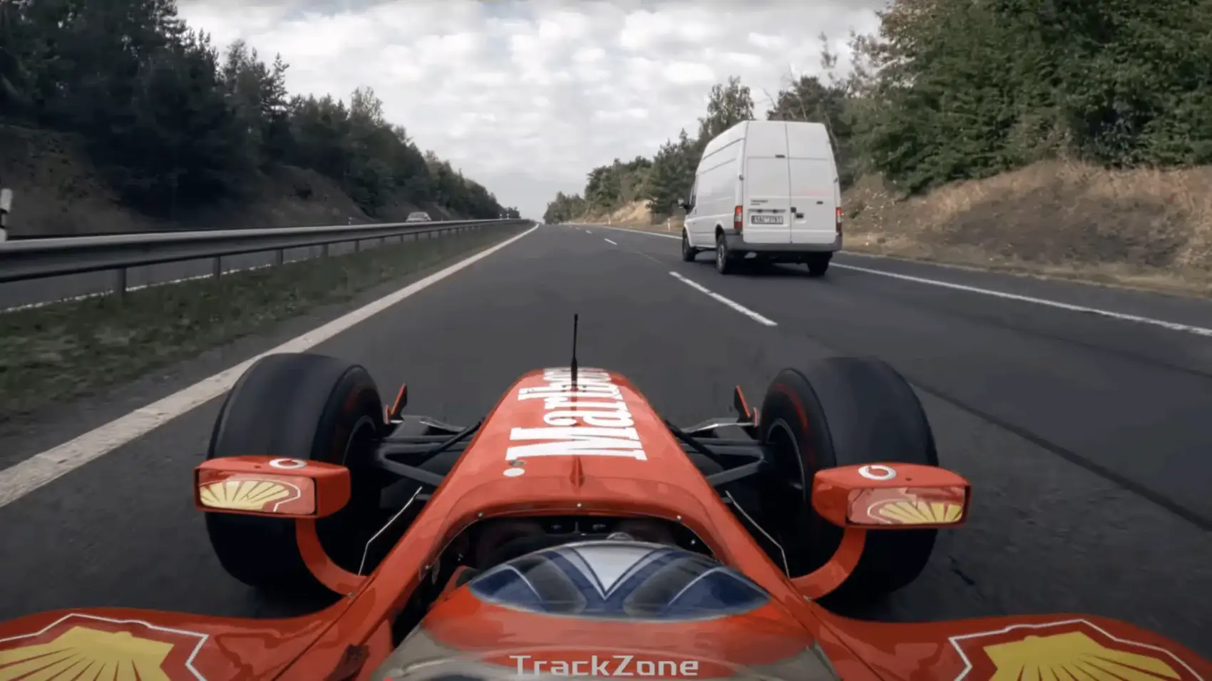 Elkapták a rendőrök a Ferrarinak álcázott, autópályán száguldozó formaautó sofőrjét (videó)