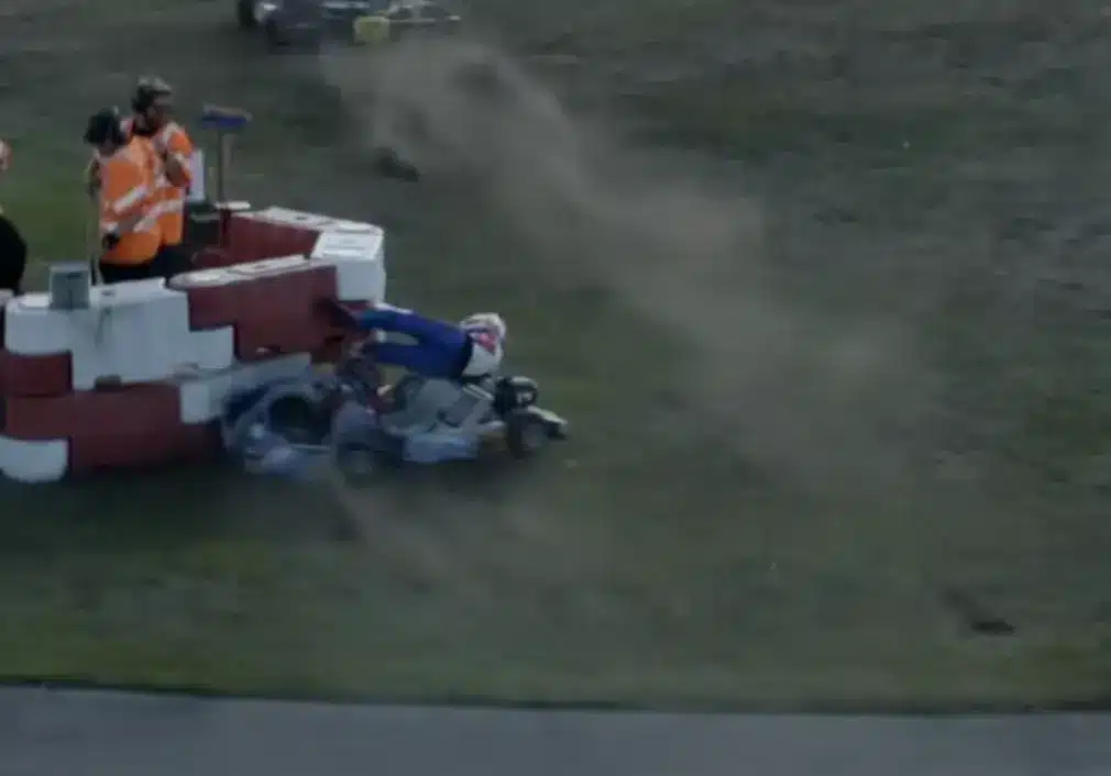 Gyilkossági kísérletnek is elmenne – kizuhant a gokartjából a kilökött versenyző (videó)