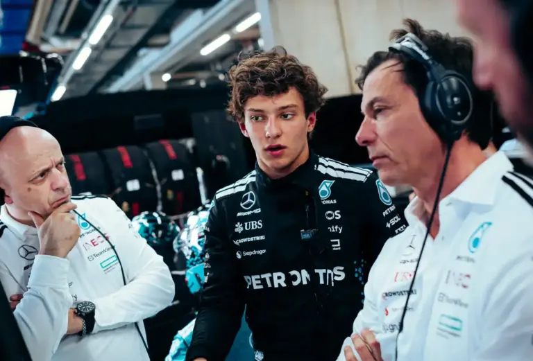 Wolff már megint sántikál valamiben, véli Rosberg