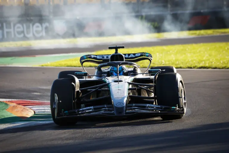 Kínos: Russell és a Mercedes is tartották magukat a tervhez, csak nem beszélték meg, hogy mi az