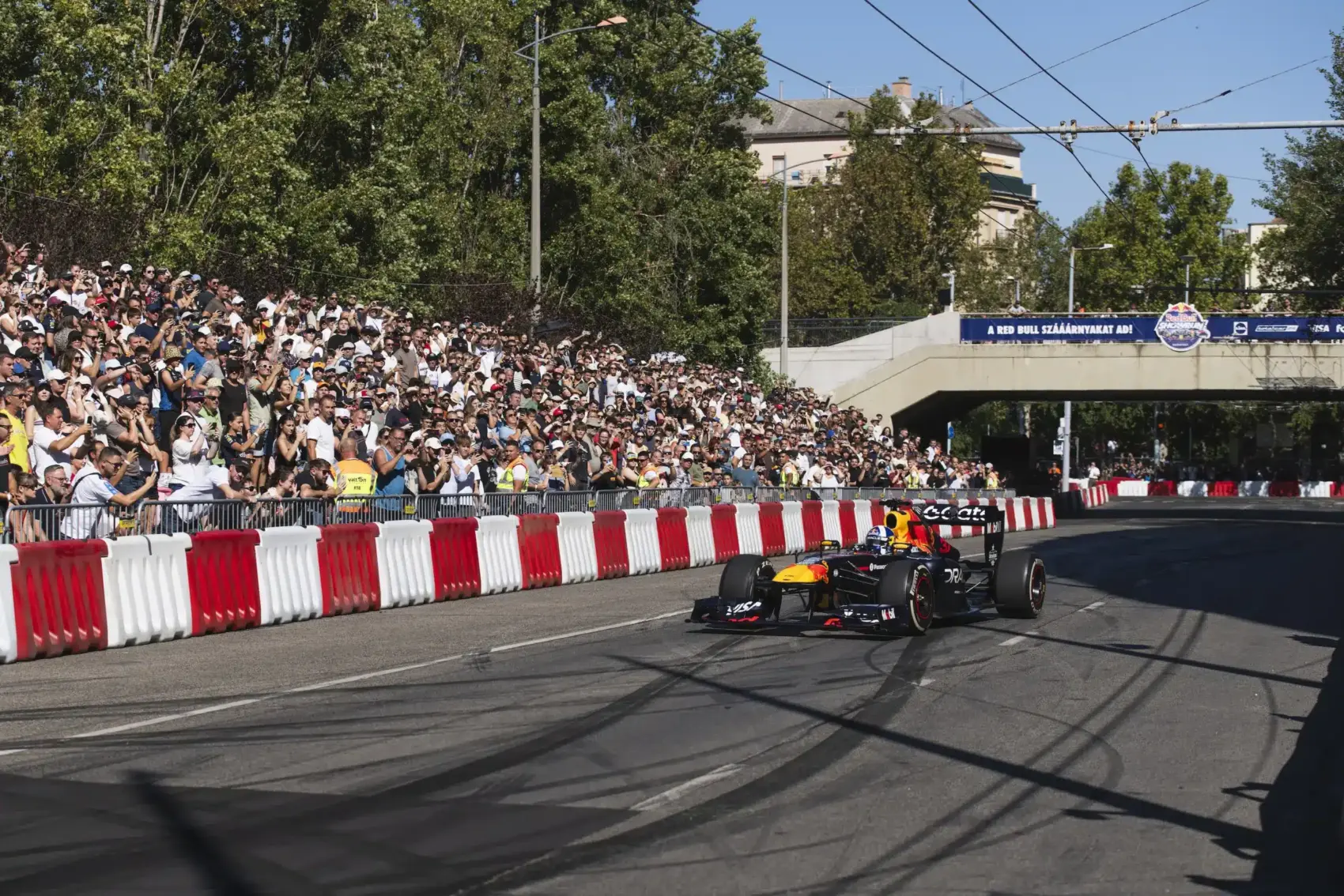 Nagy sikert arattak a Budapest utcáin száguldó F1-es Red Bullok