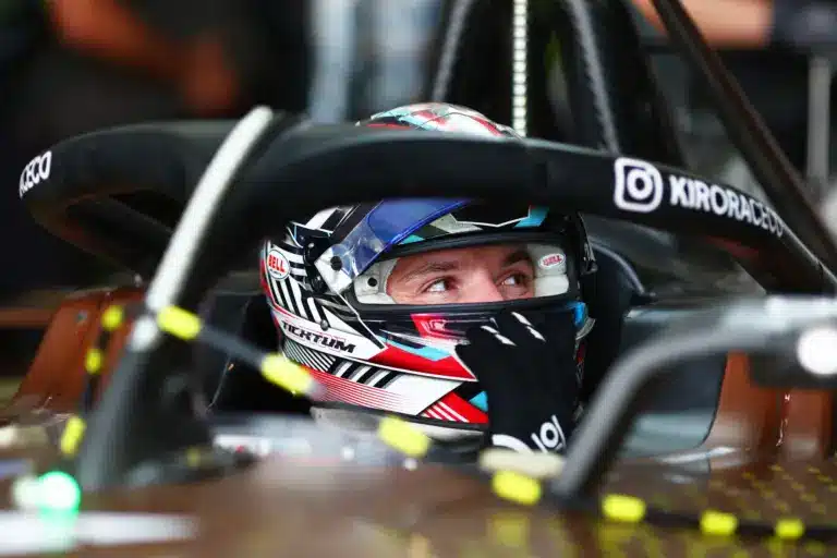 Amikor a pilóta a versenyautójából chatel a kommentátorral, majd benyom egy játékot