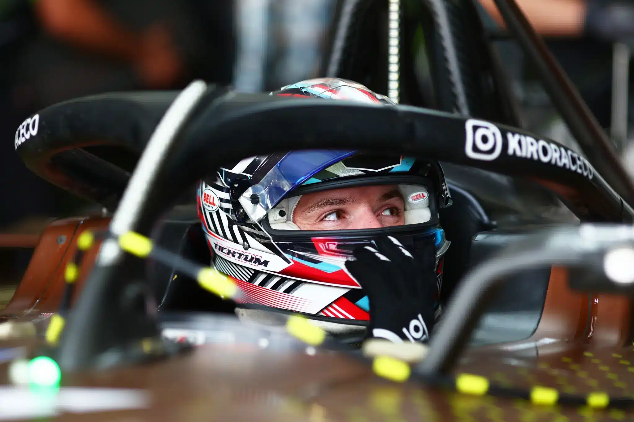 Amikor a pilóta a versenyautójából chatel a kommentátorral, majd benyom egy játékot