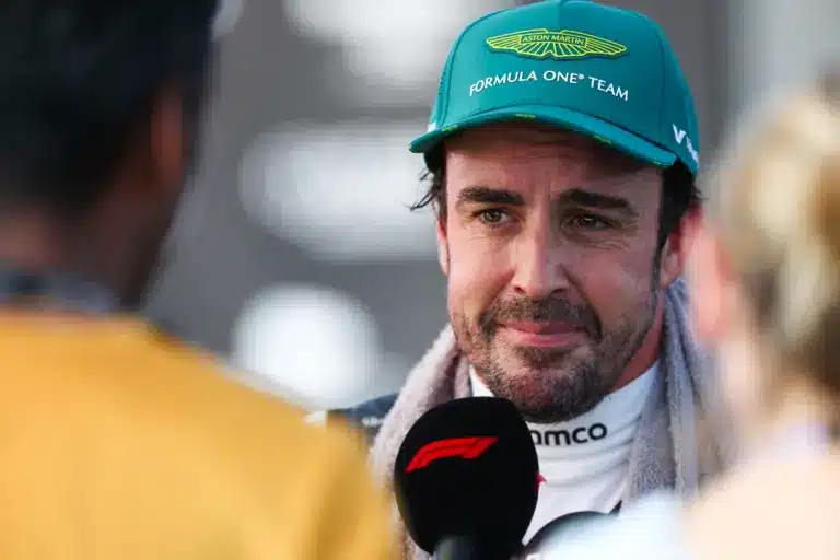 Alonso elég privát helyen őriz egy fényképet egyik riválisáról, magyarázkodnia kellett miatta