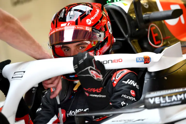 „Sértő” álhír terjedt az F1-es pilótáról, miután összekeverték az apjával