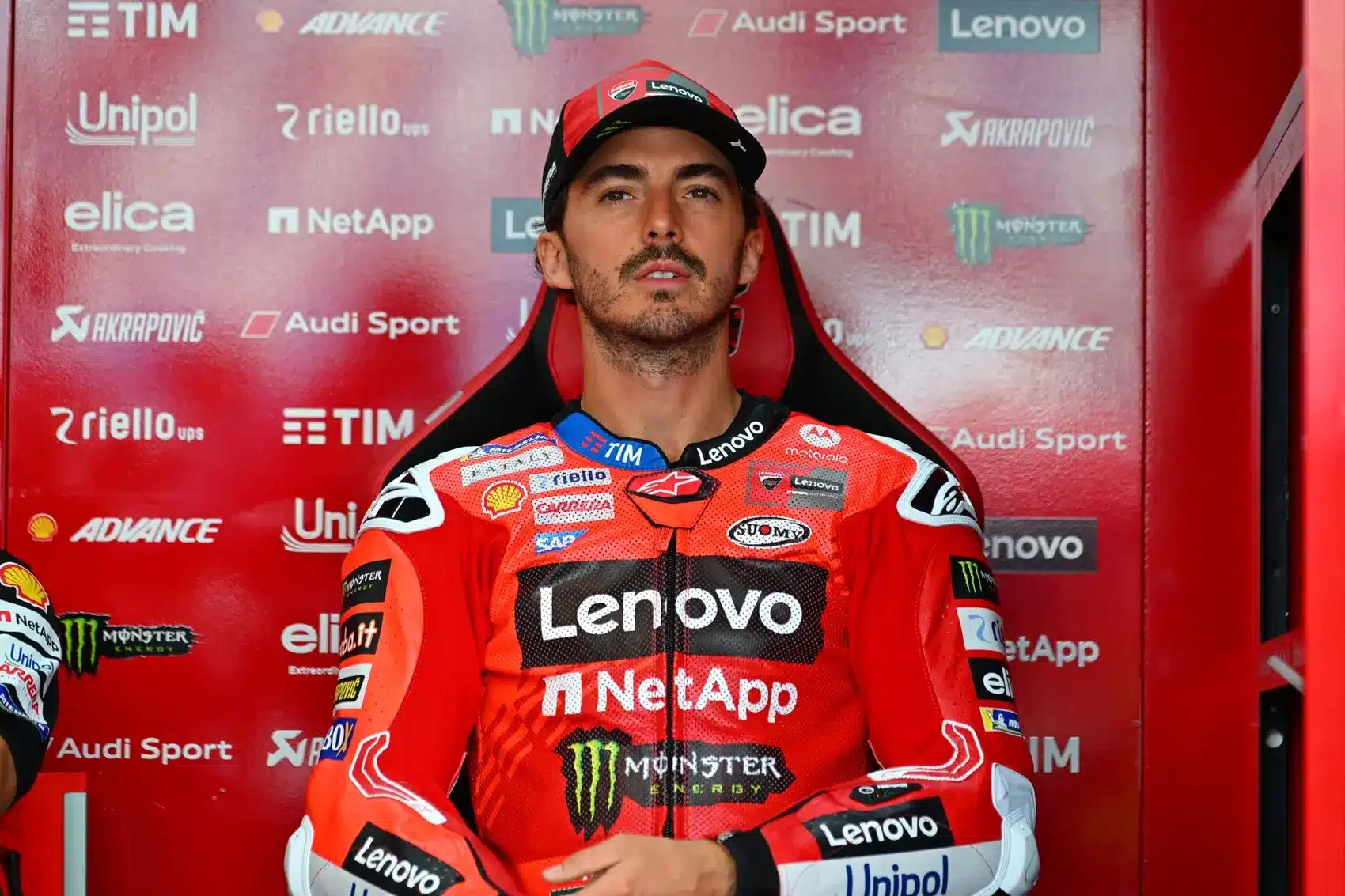 Rossi mellett még Marc Márquez is igyekezett tanácsokkal ellátni a küszködő Bagnaiát