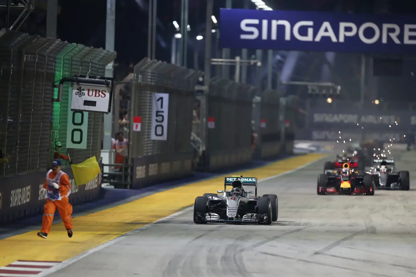 Futás a halál elől – nem először volt hatalmas szerencséje F1-es sportbíróknak