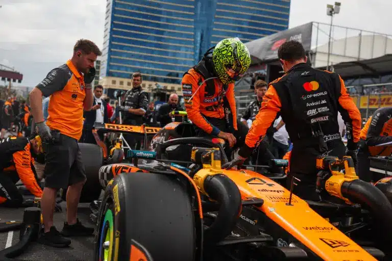 Norris és Hamilton pofonegyszerű trükkel oldják meg a versenyzők egyik legnehezebb feladatát