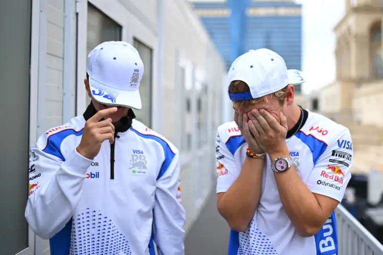 Itt egy újonc, aki vissza mer szólni, ha valami kétes dologba rángatná bele a csapata