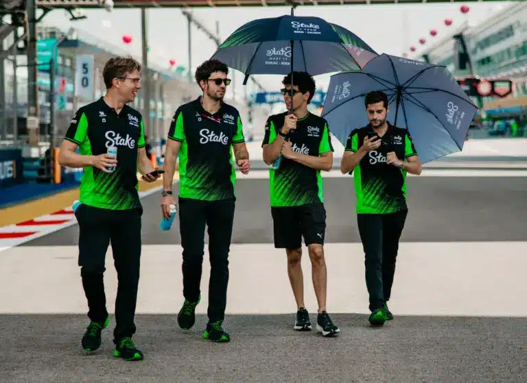 Új szabály lép életbe hétvégén a Forma–1-ben, nagy döntés előtt a pilóták