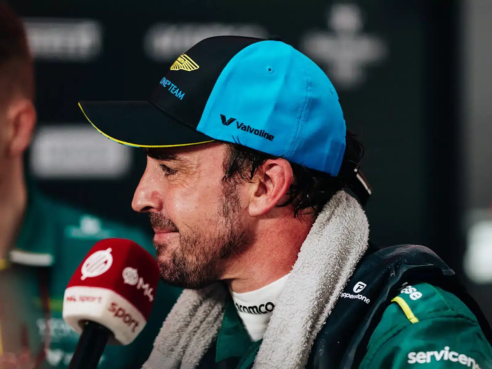 „Tegnap a piros zászló, ma ez” – Alonso teljesen kiakadt a veszélyesen vezető Hamiltonra