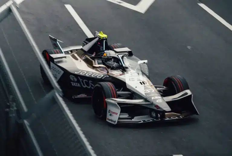 Soha nem igazolt még át senki ez a két élcsapat között, most a bajnokpilóta törte meg a jeget