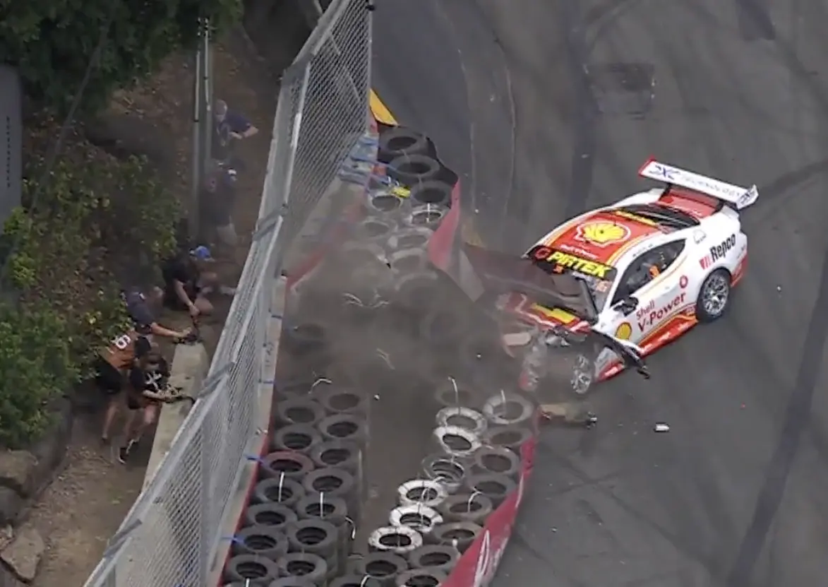 Fotósok sérültek meg, miután nyílegyenesen betonfalnak csapódott a Ford Mustang (videó)