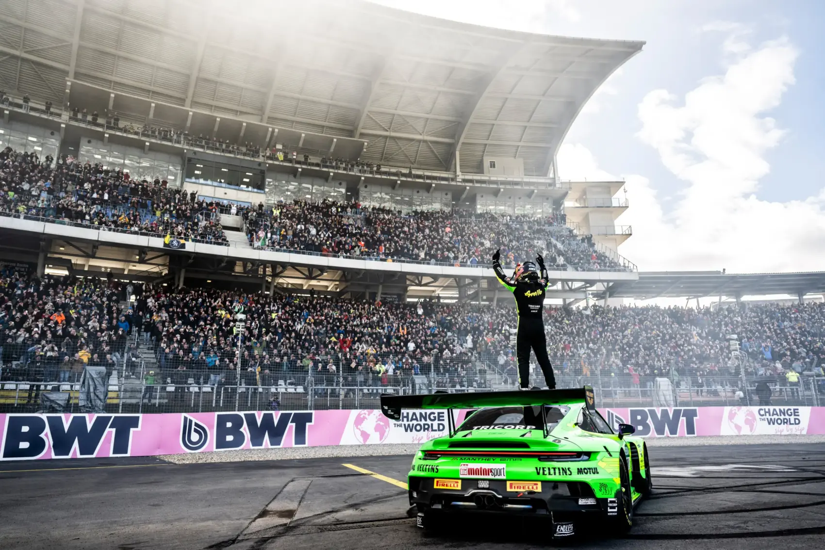 Elképesztő jelenetek, koccanásos előzéssel dőlt el a bajnoki cím a DTM-ben (videó)