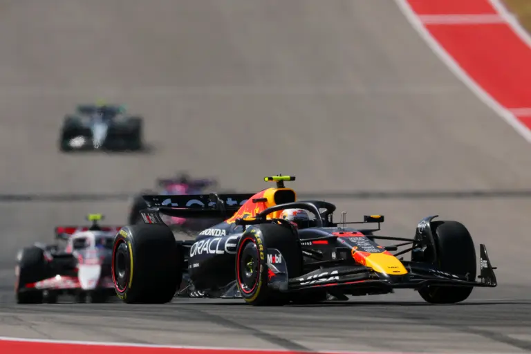 Nekiment a testvérautónak, áthajtott egy szárnyon, kikerült egy kereket – 12 helyet ért a sprint legnagyobb rajtja