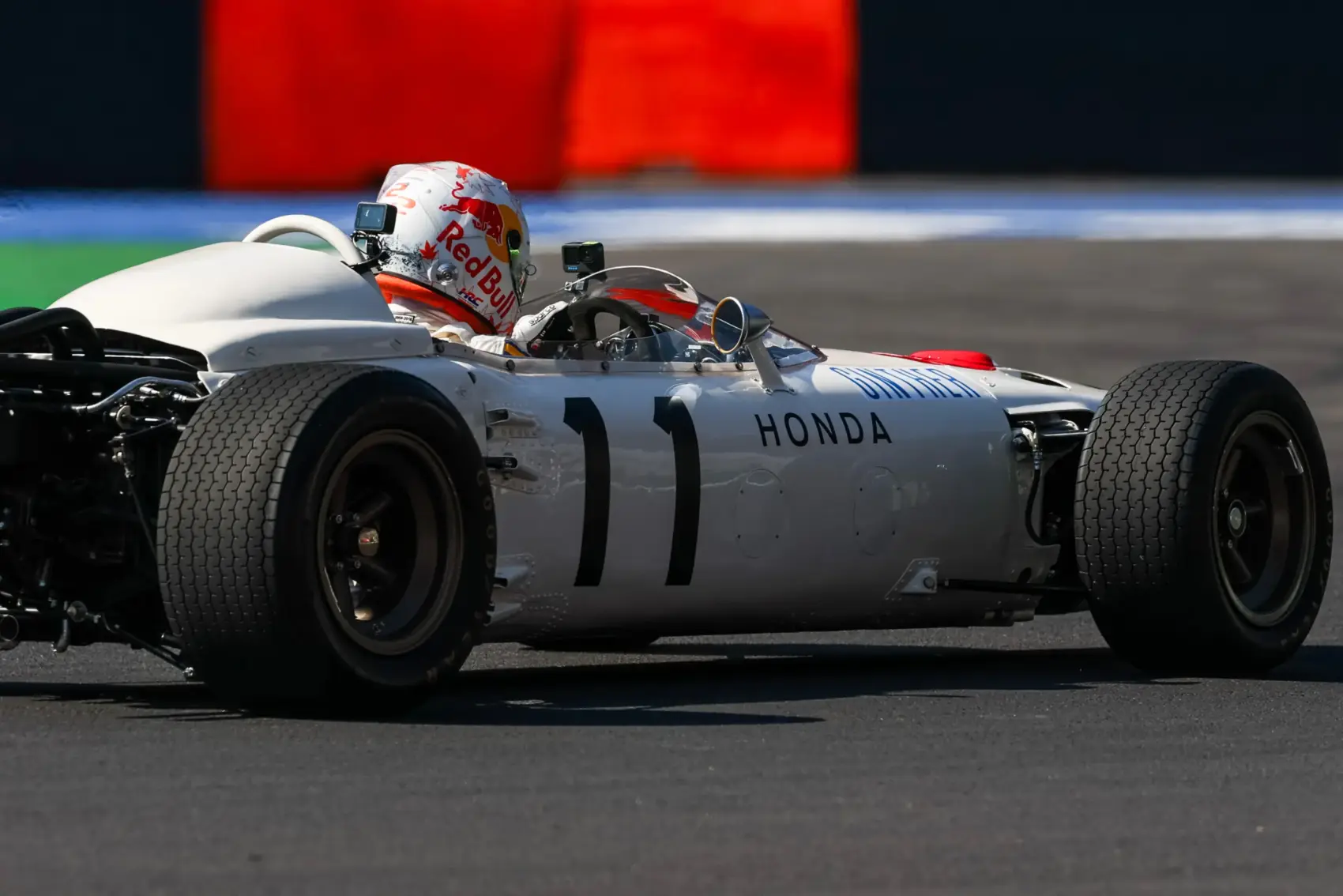 Tsunoda úgy versenyzik Mexikóban, hogy már a rajt előtt tönkrement alatta egy autó