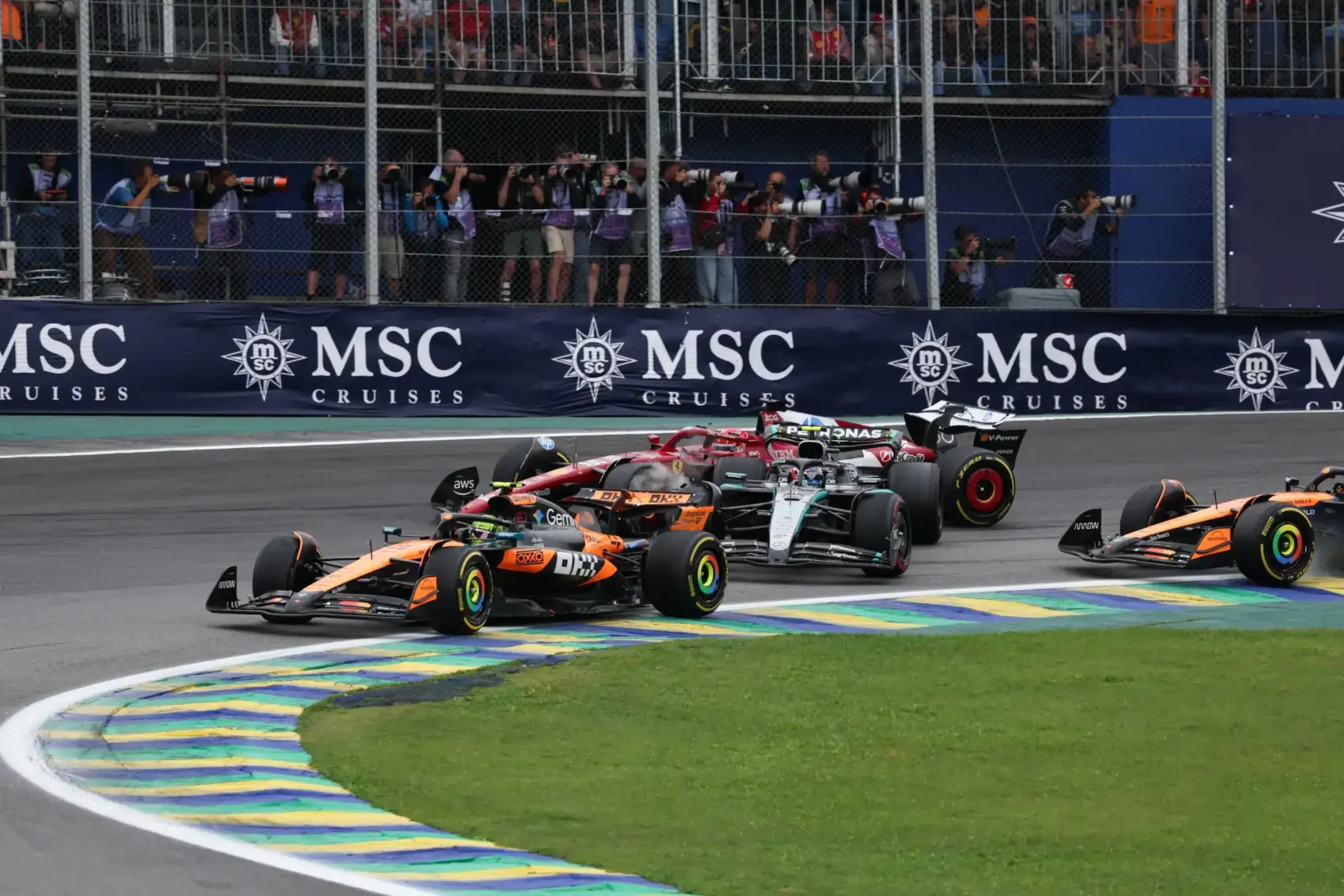 Piastri büntetésének jogtalansága miatt forrong Sainz, az F1-es pilóták beszélni fognak az FIA-val