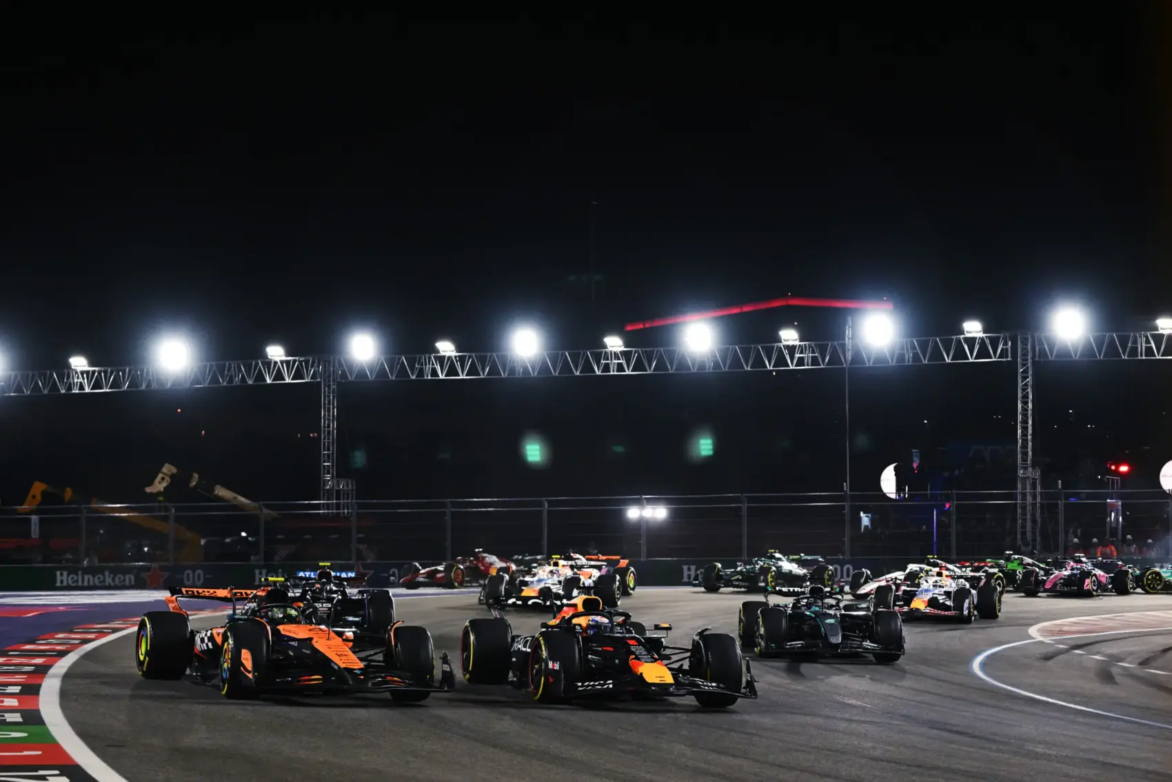 Norris hibáját kihasználva Verstappen nyert Las Vegasban