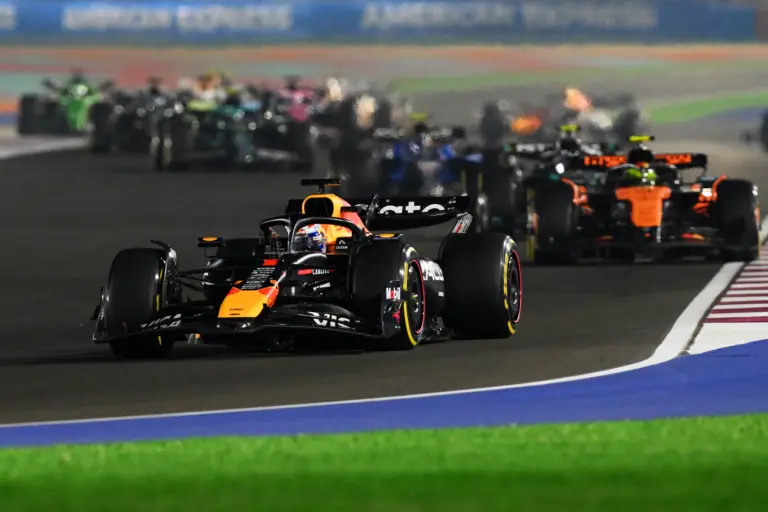 A McLaren elóvatoskodta, Verstappen nem kegyelmezett, hárman mennek a vb-címért a szezonzárón!