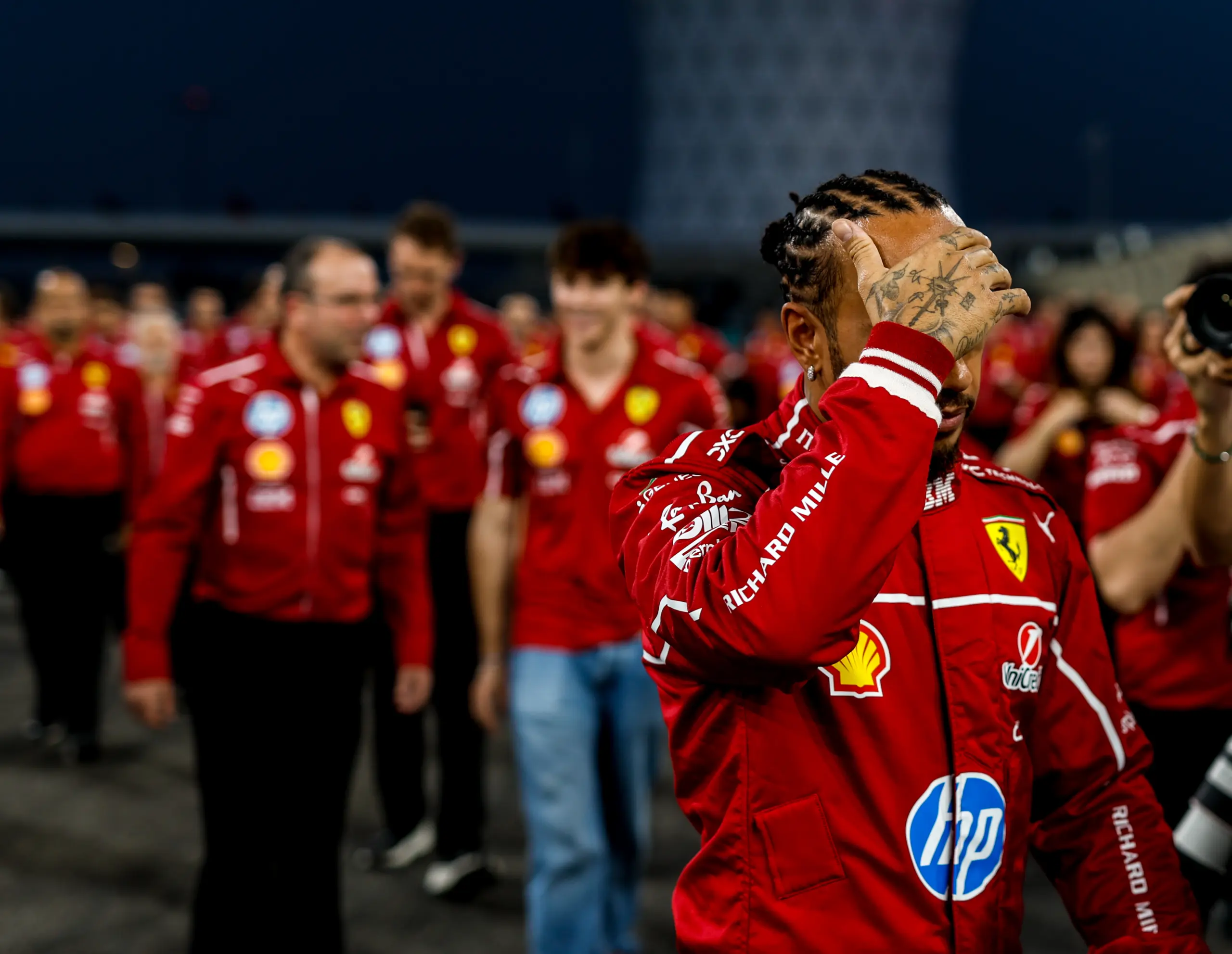 Hamilton végigjátszotta az interjúskálát 2025-ben: a szezonzárón már csak bólogat a kérdésekre