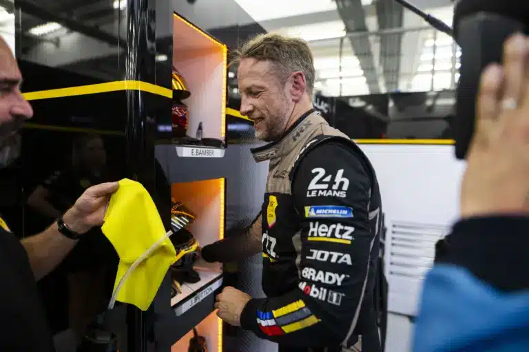 A közel 46 évesen is elképesztően fitt Jenson Button ostobaságot vállalt (videók)